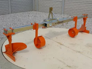 Szőlőművelő eke, 2 fejes, állítható, 16-23LE japán kistraktorokhoz, nyírócsapos, Komondor SZE-2A (4)