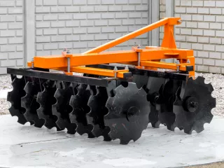 tárcsa 120 cm-es, 7 lapos, hosszú távtartós. sárkaparóval, Komondor (2)