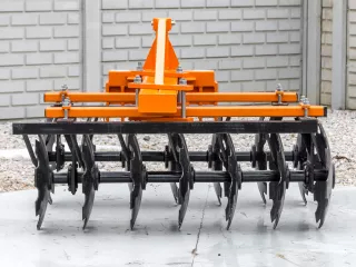 tárcsa 120 cm-es, 7 lapos, hosszú távtartós. sárkaparóval, Komondor (3)