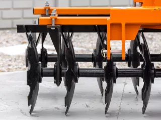 tárcsa 120 cm-es, 7 lapos, hosszú távtartós. sárkaparóval, Komondor (8)