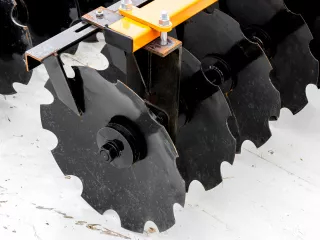 tárcsa 120 cm-es, 7 lapos, hosszú távtartós. sárkaparóval, Komondor (10)