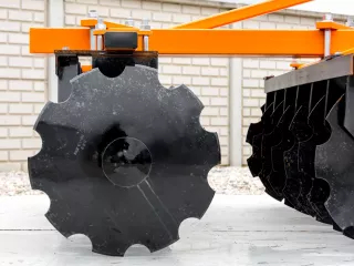 tárcsa 120 cm-es, 7 lapos, hosszú távtartós. sárkaparóval, Komondor (11)